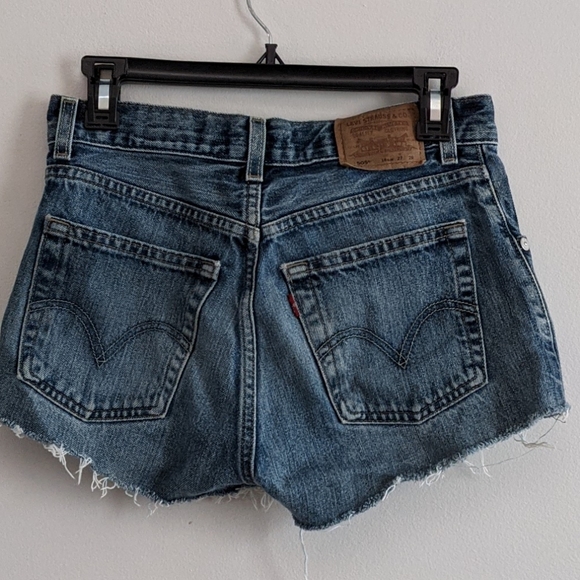 Vintage Levi jean shorts - Picture 4 of 6